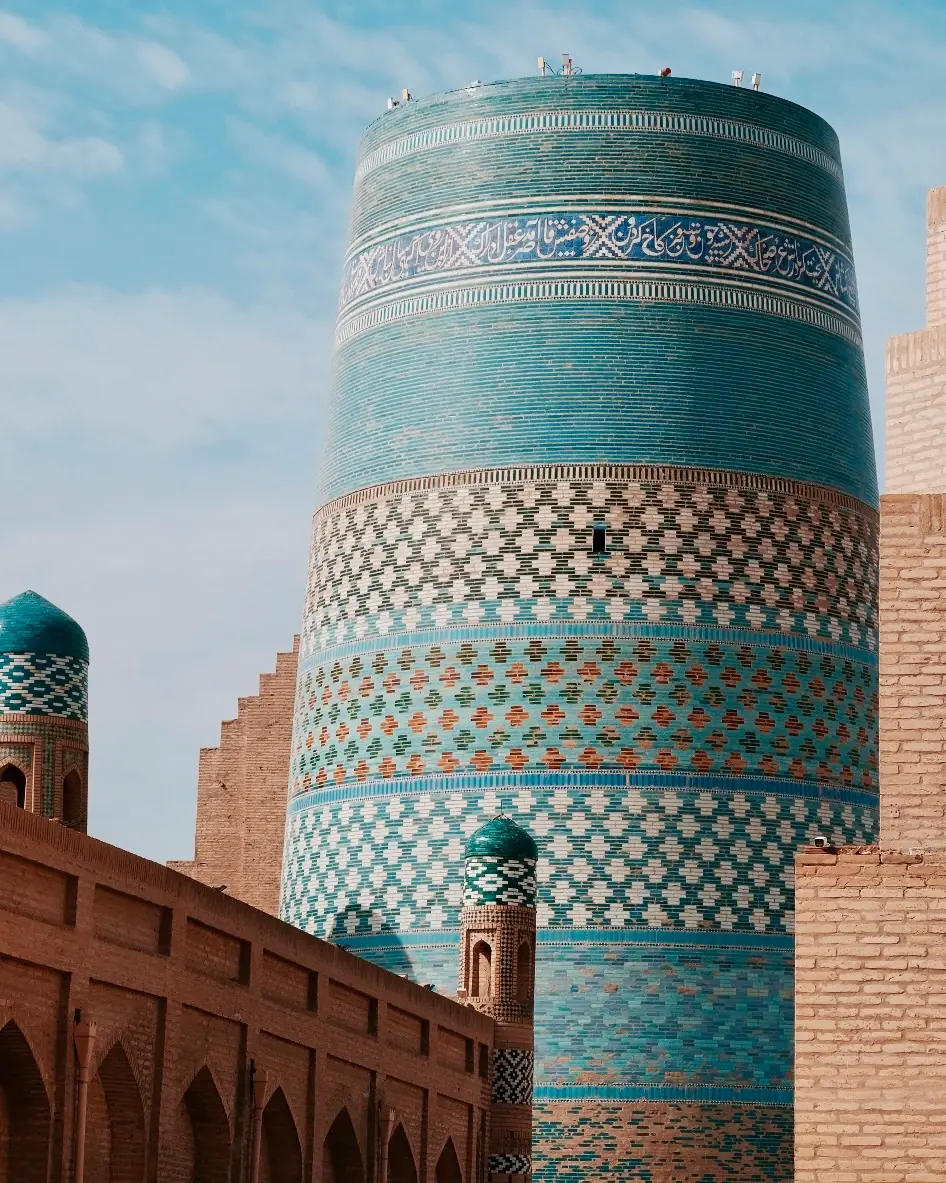 Kalta Minor minaret, Itchan Kala, Khiva, Uzbekistan, 1855 (unfinished), Khiva Khanate period — turquoise glazed tilework. Photograph by Mete Kutlu, 2023