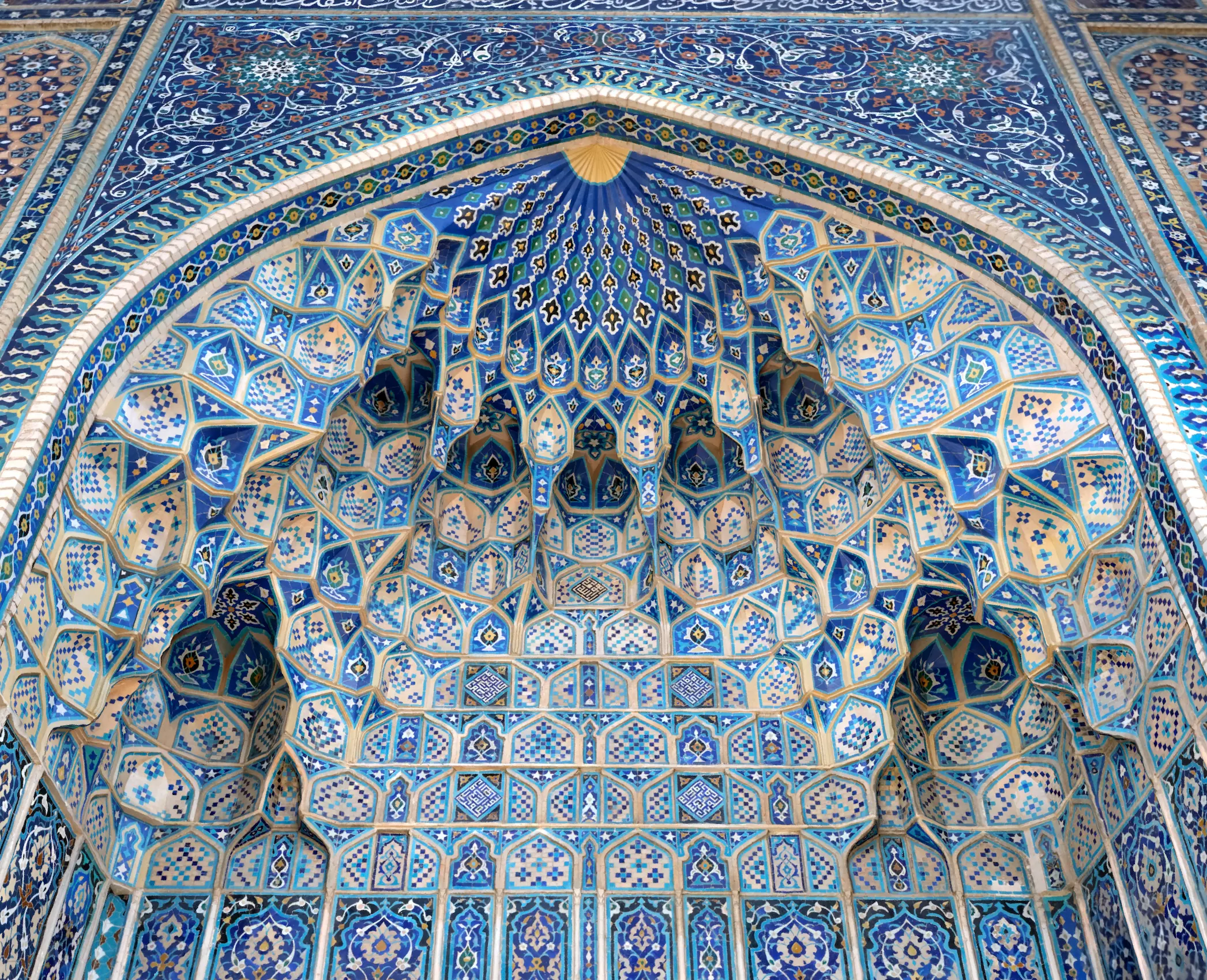 Triangulated geometric mesh of the Gur Amir muqarnas vault derived from the 3D scan — stellate geometries and nested cells of the glazed tilework. Visualization by Mete Kutlu, 2024